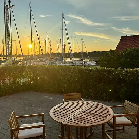 Charming Harbour House With Sea Views Semesterbostad